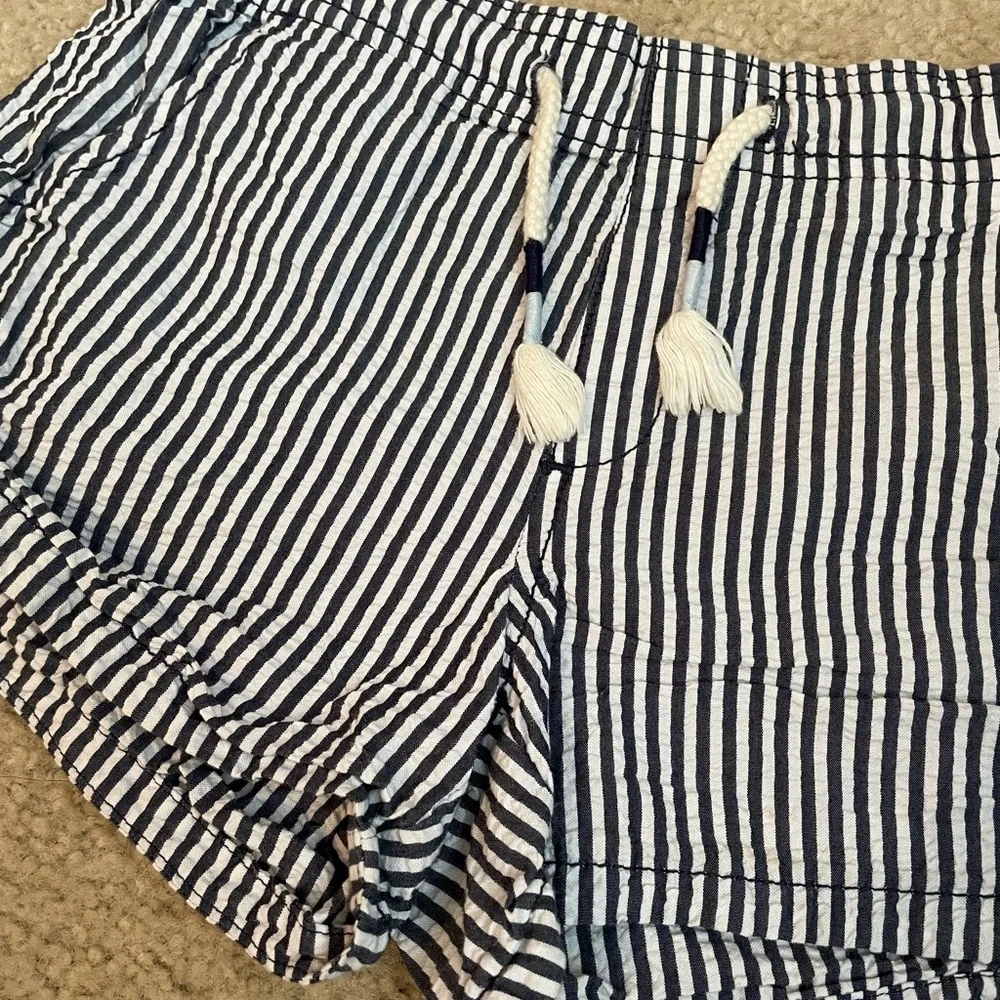 Old Navy Striped Seersucker Shorts - Navy and White - Picture 3 of 4